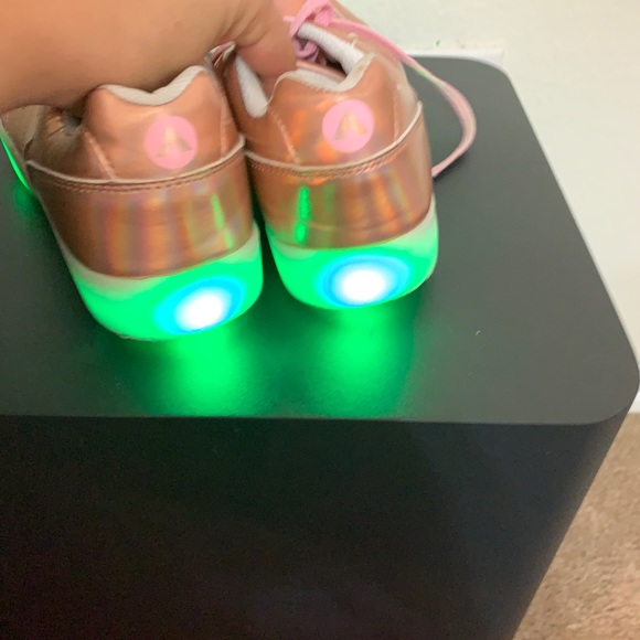 Shoes - Picture 7 of 8